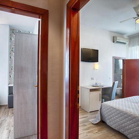 Hotel Mirabel Римини Экстерьер фото
