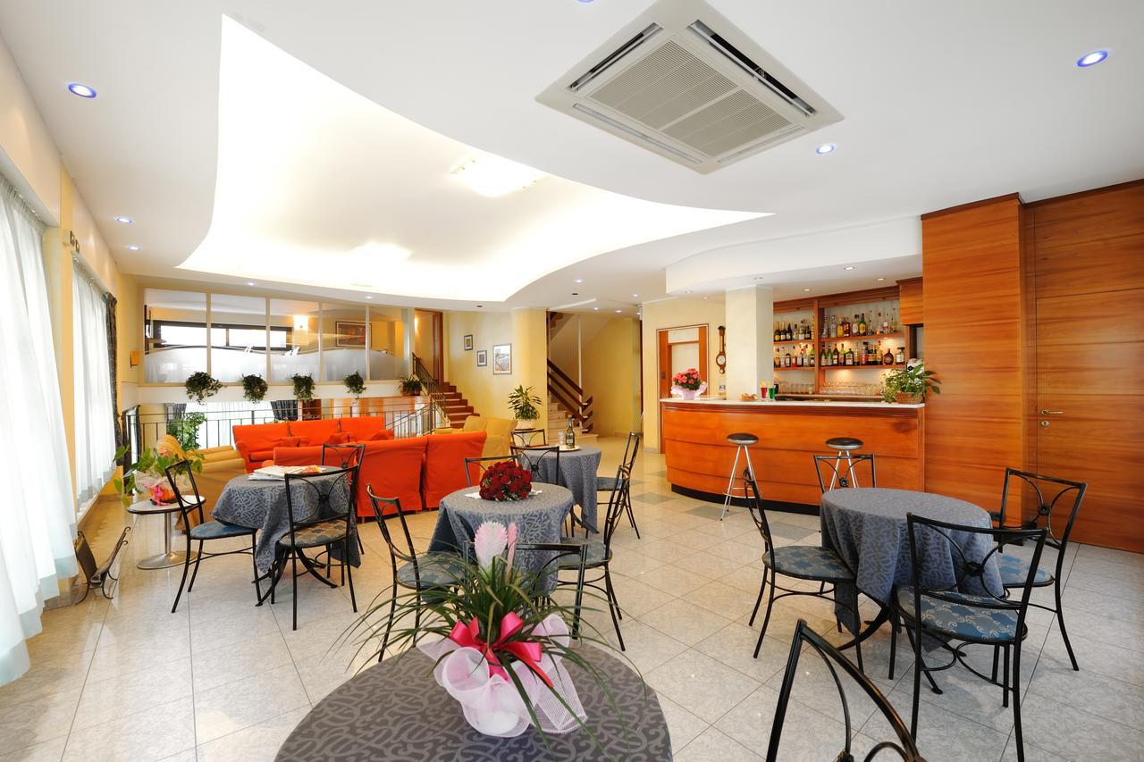 Hotel Mirabel Римини Экстерьер фото