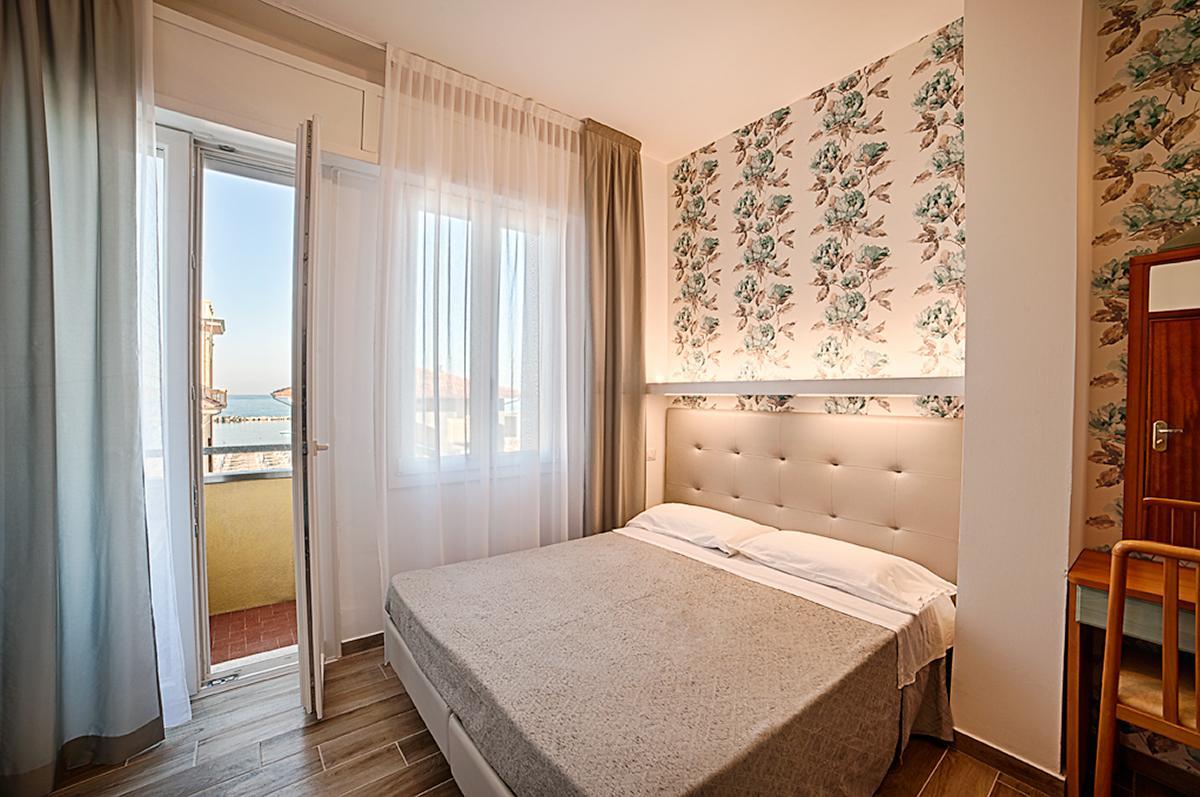 Hotel Mirabel Римини Экстерьер фото