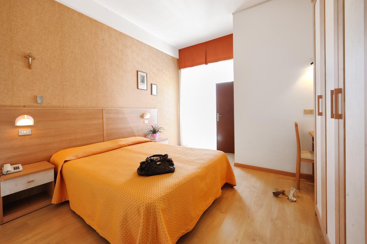 Hotel Mirabel Римини Экстерьер фото