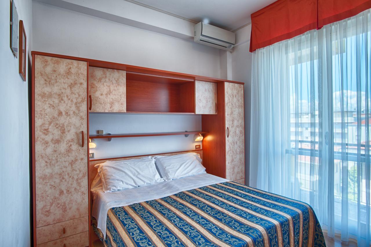 Hotel Mirabel Римини Экстерьер фото